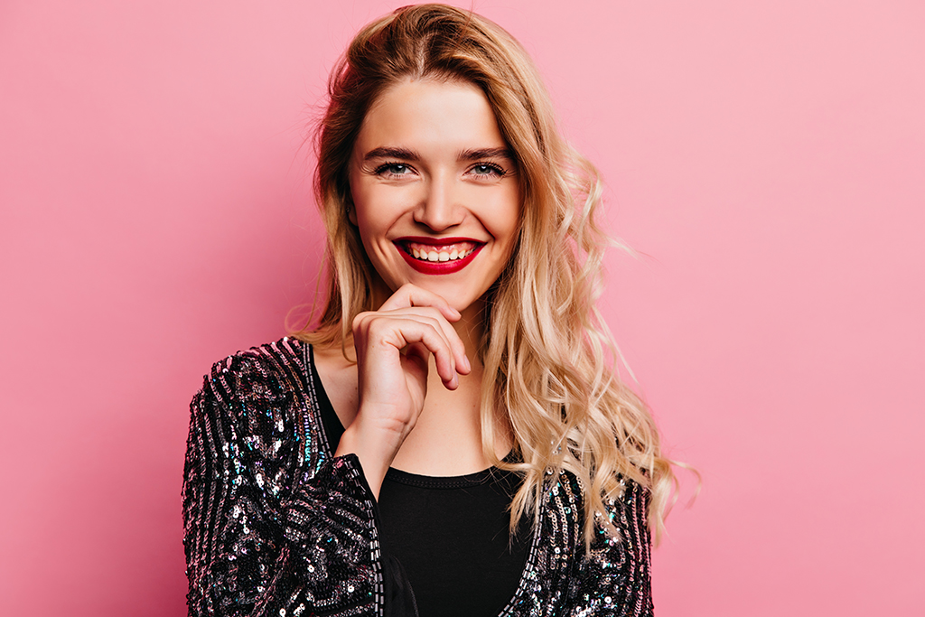 winsome-caucasian-woman-with-blonde-hair-laughing-indoor-portrait-stunning-caucasian-girl-with-red-lips.jpg